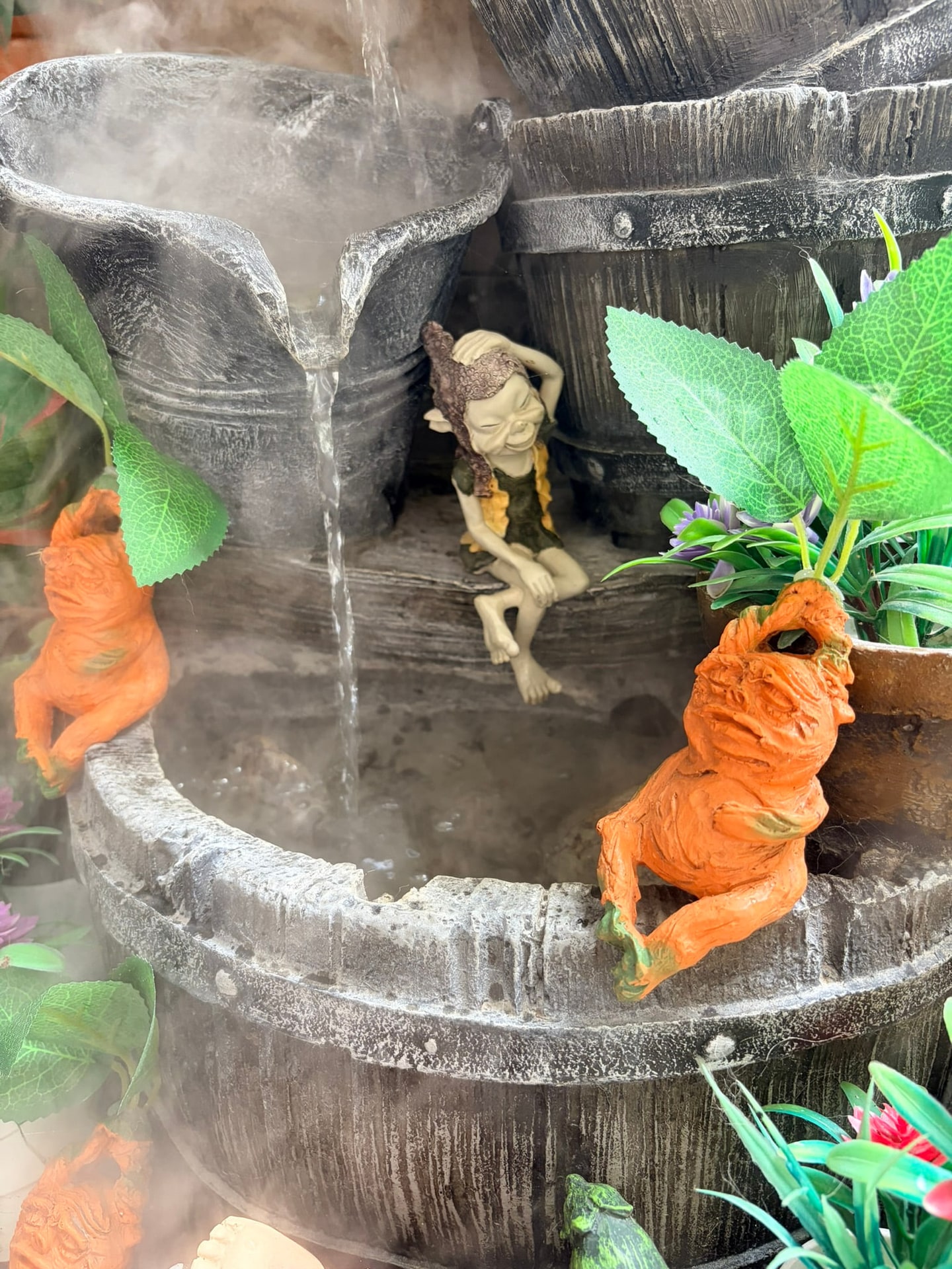 Het waterornament met mist, met kleine figuurtjes op de rand