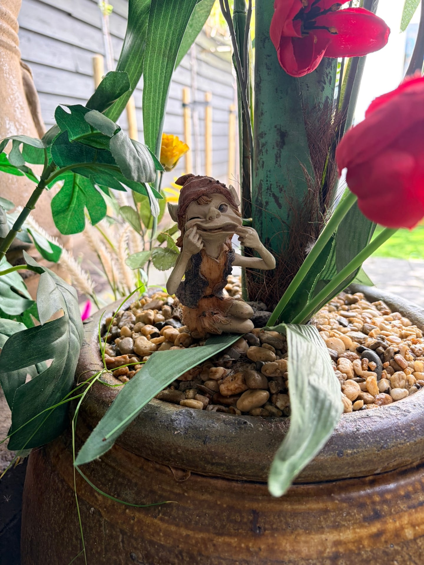 Detail tussen de planten in de tuin