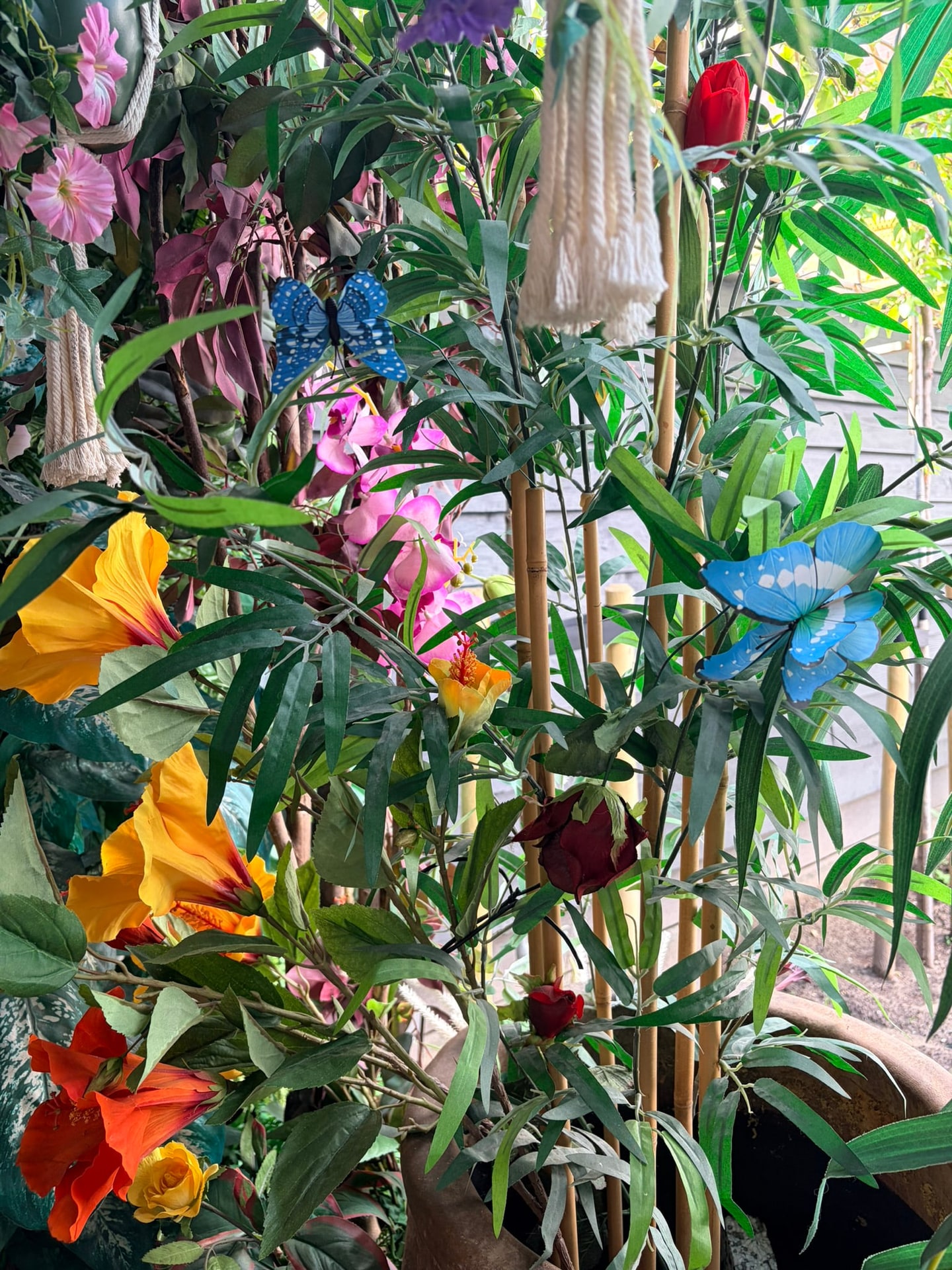 Detail van beplanting en decoratie in de tuin