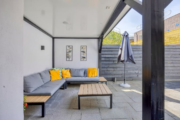 De tuin bij aankoop: bestrating tot aan de schutting