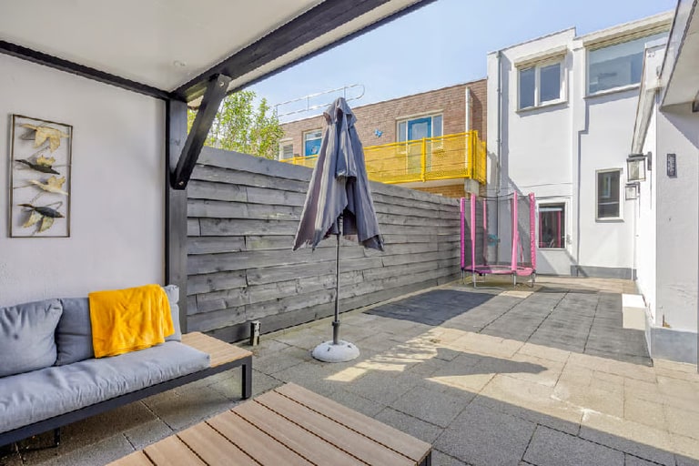 De tuin bij aankoop: zicht op de achtergevel