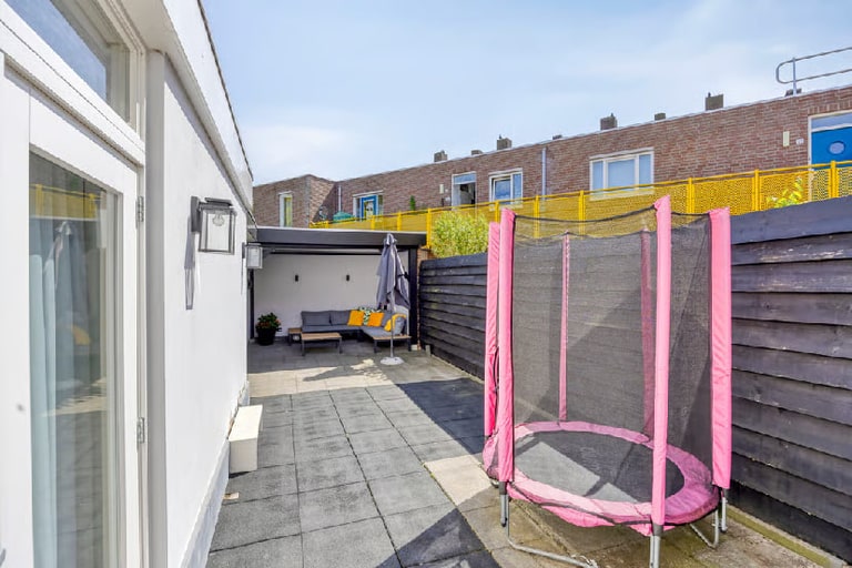 De tuin bij aankoop: de open ruimte naast de overkapping