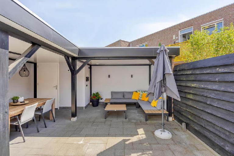 De tuin bij aankoop: hoek van de tuin, zonder beplanting