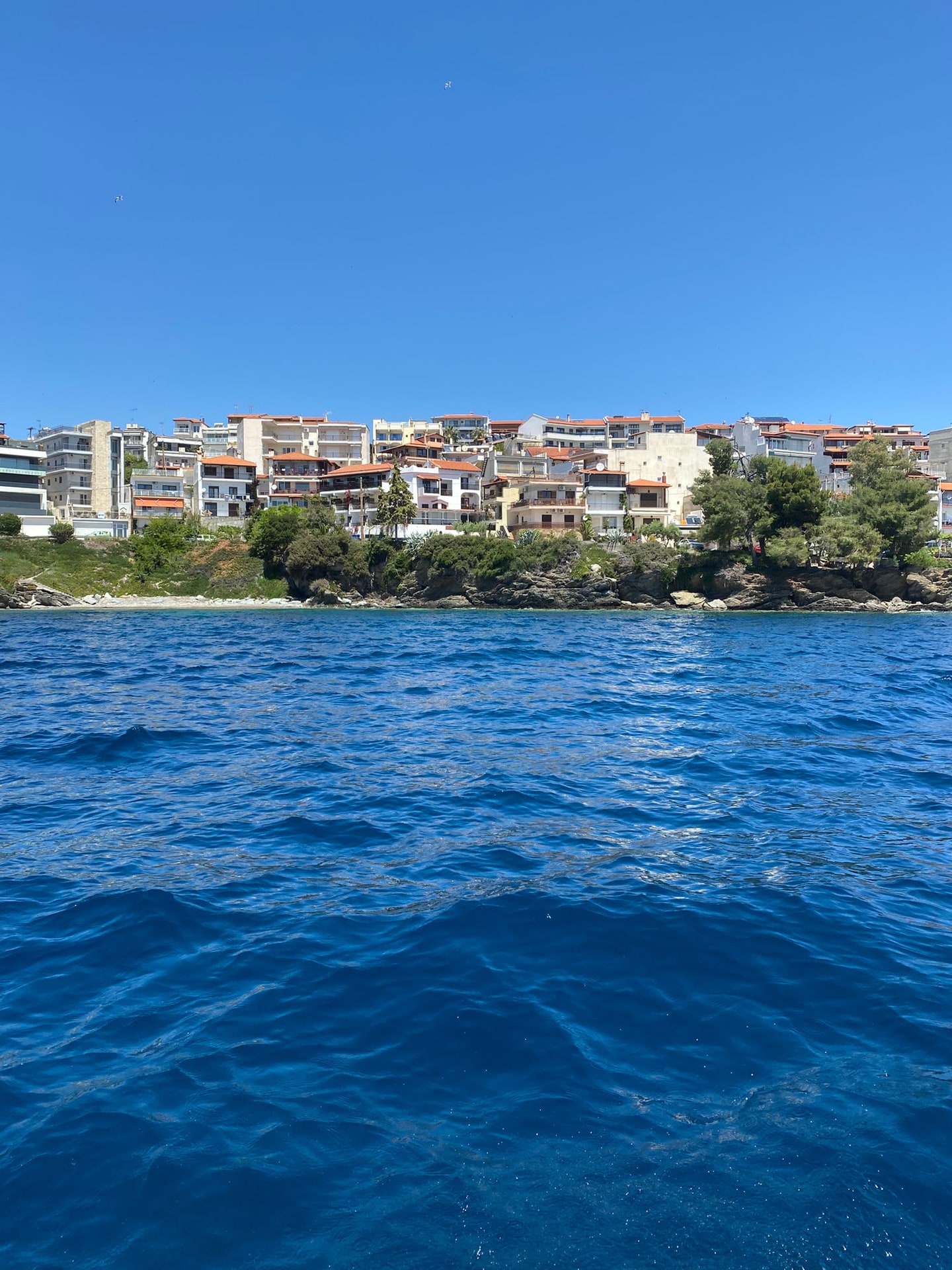 Huizen aan de kust, gezien vanaf het water