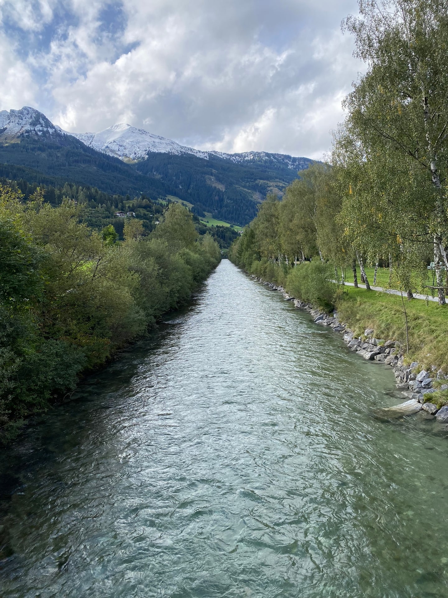 Dezelfde rivier met besneeuwde bergtoppen erachter