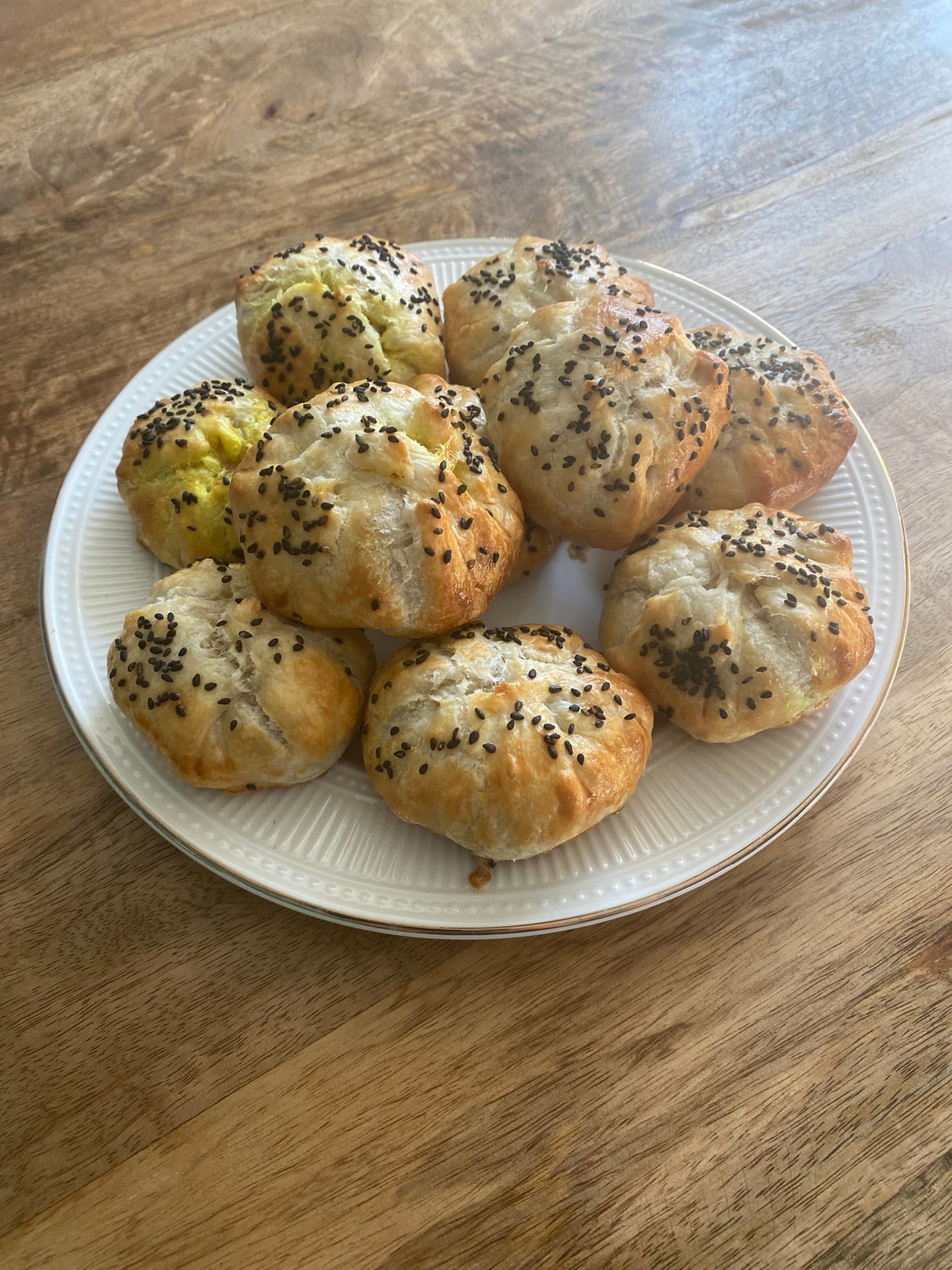 De gebakken borrelballen op een schaal