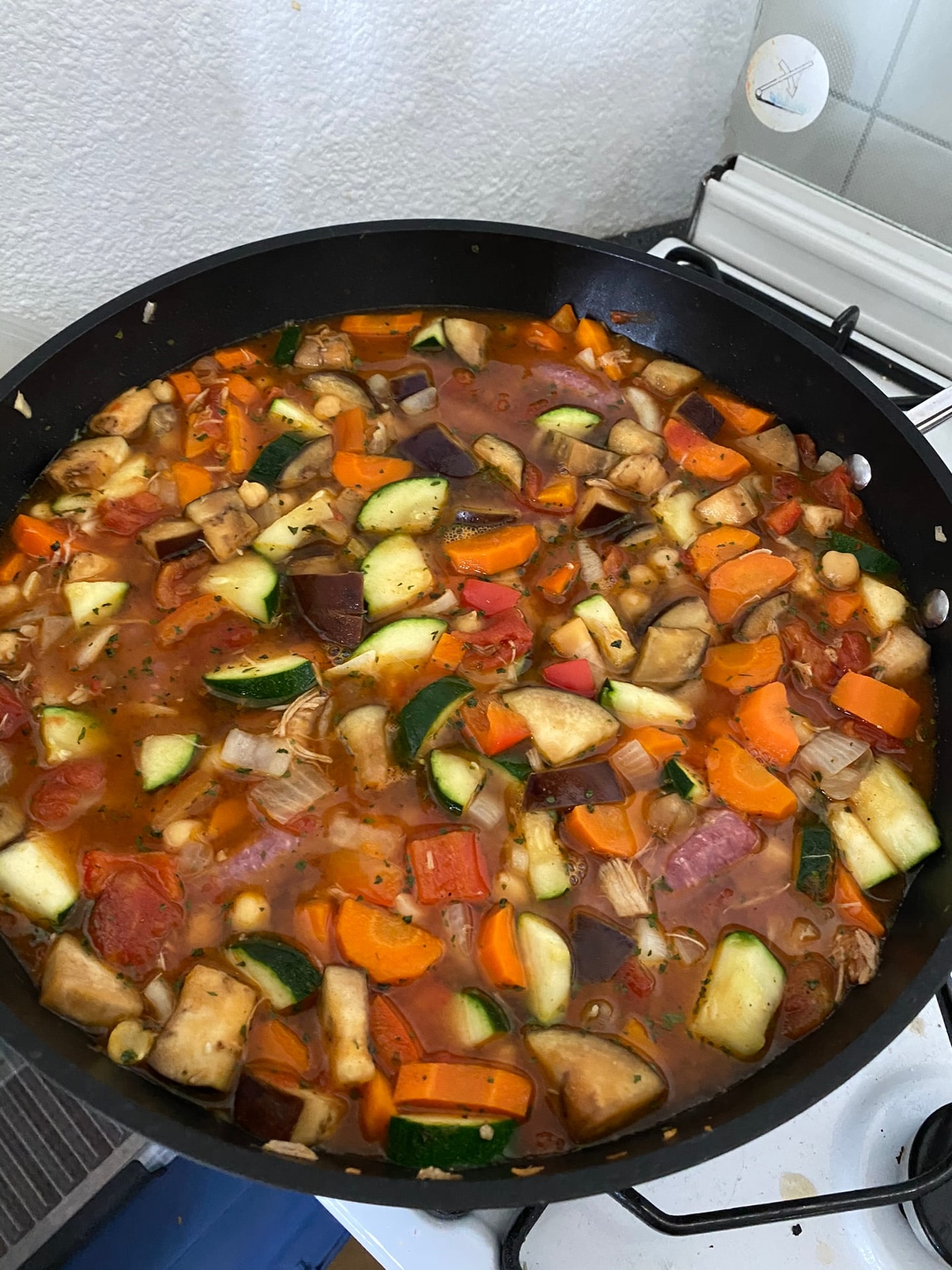 Dezelfde groenten gestoofd in een kruidige saus