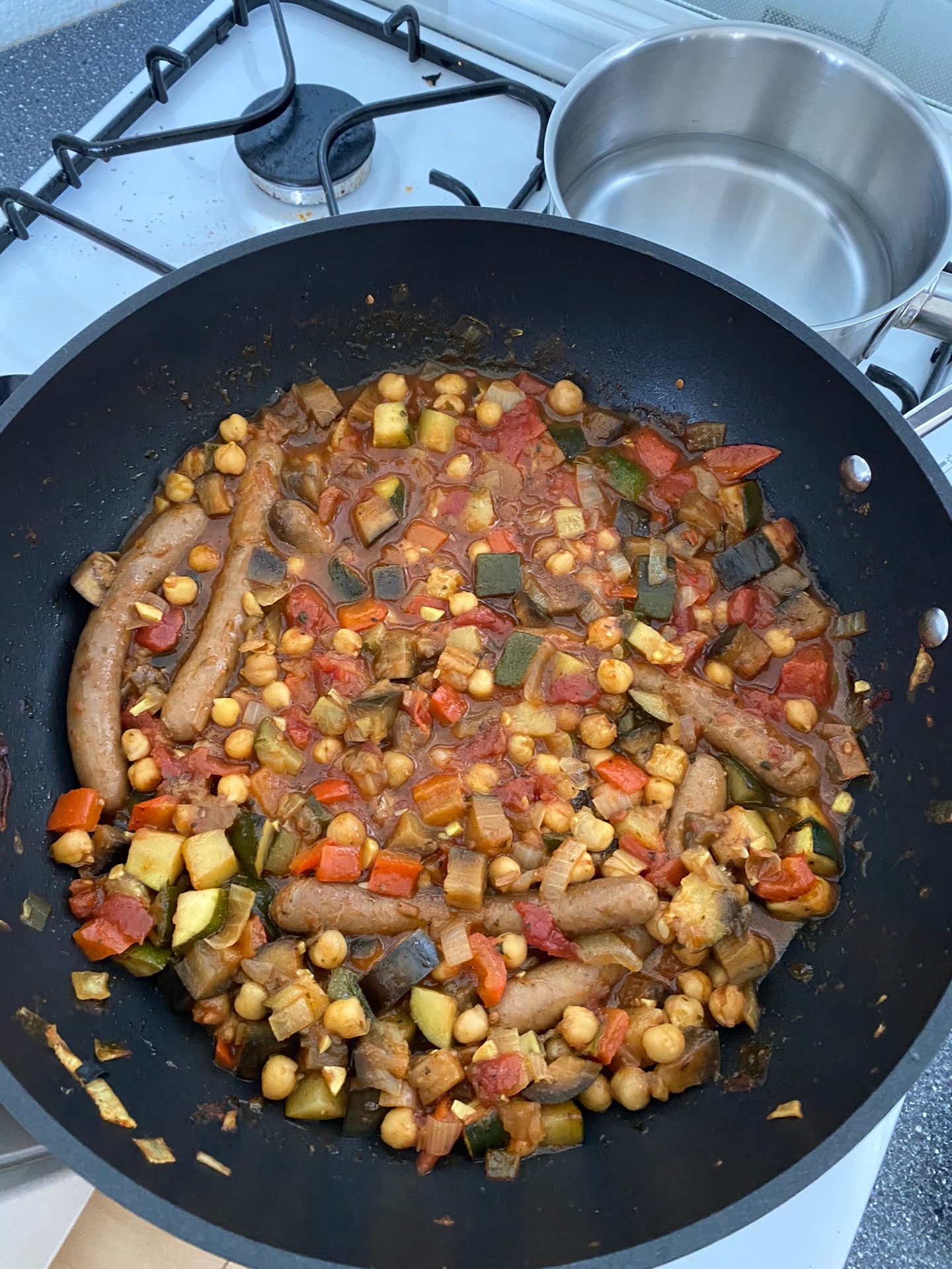 De pan met worst en kikkererwten erdoorheen