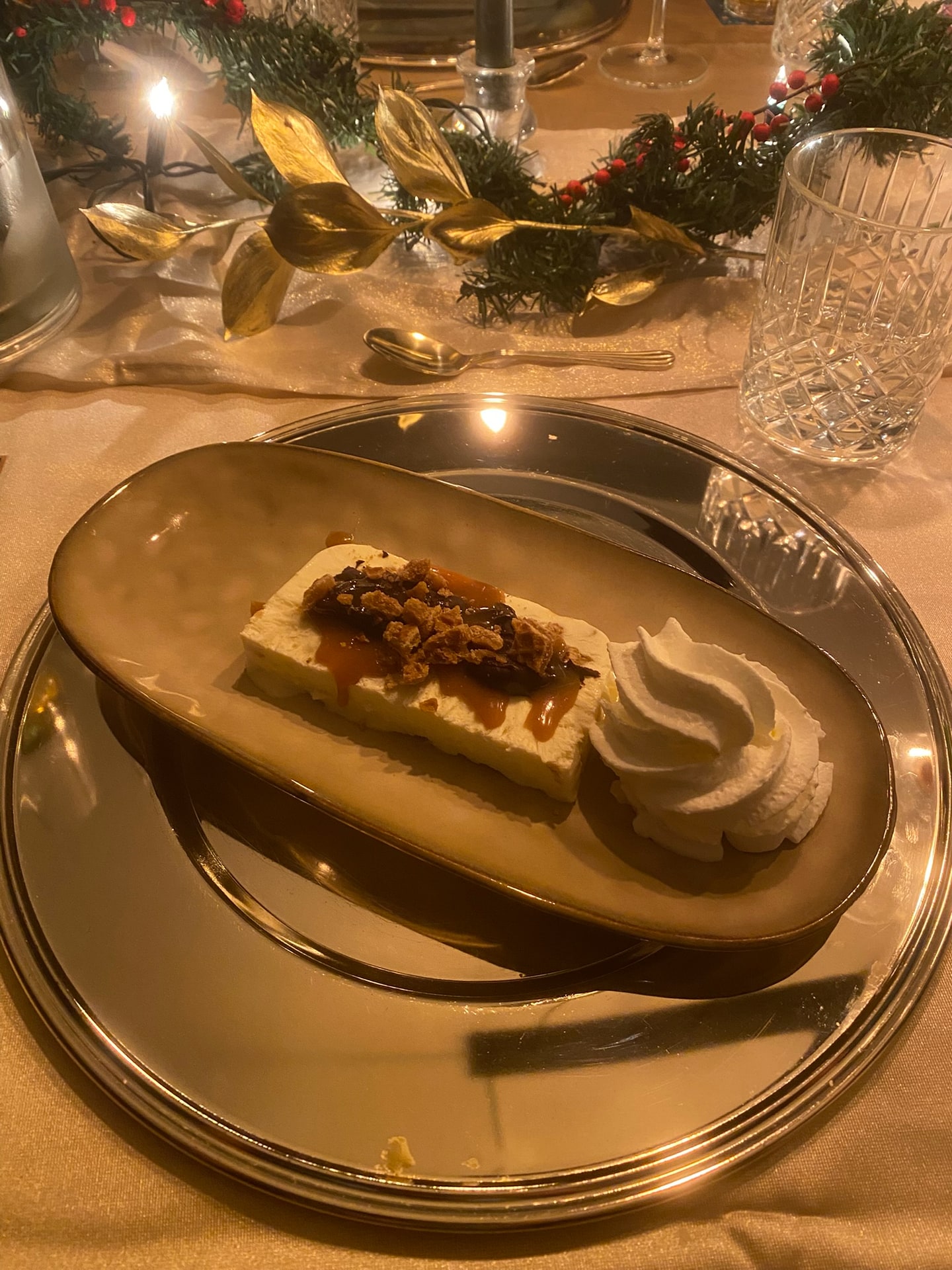 Het nagerecht van het kerstdiner, opgemaakt en klaar om te serveren