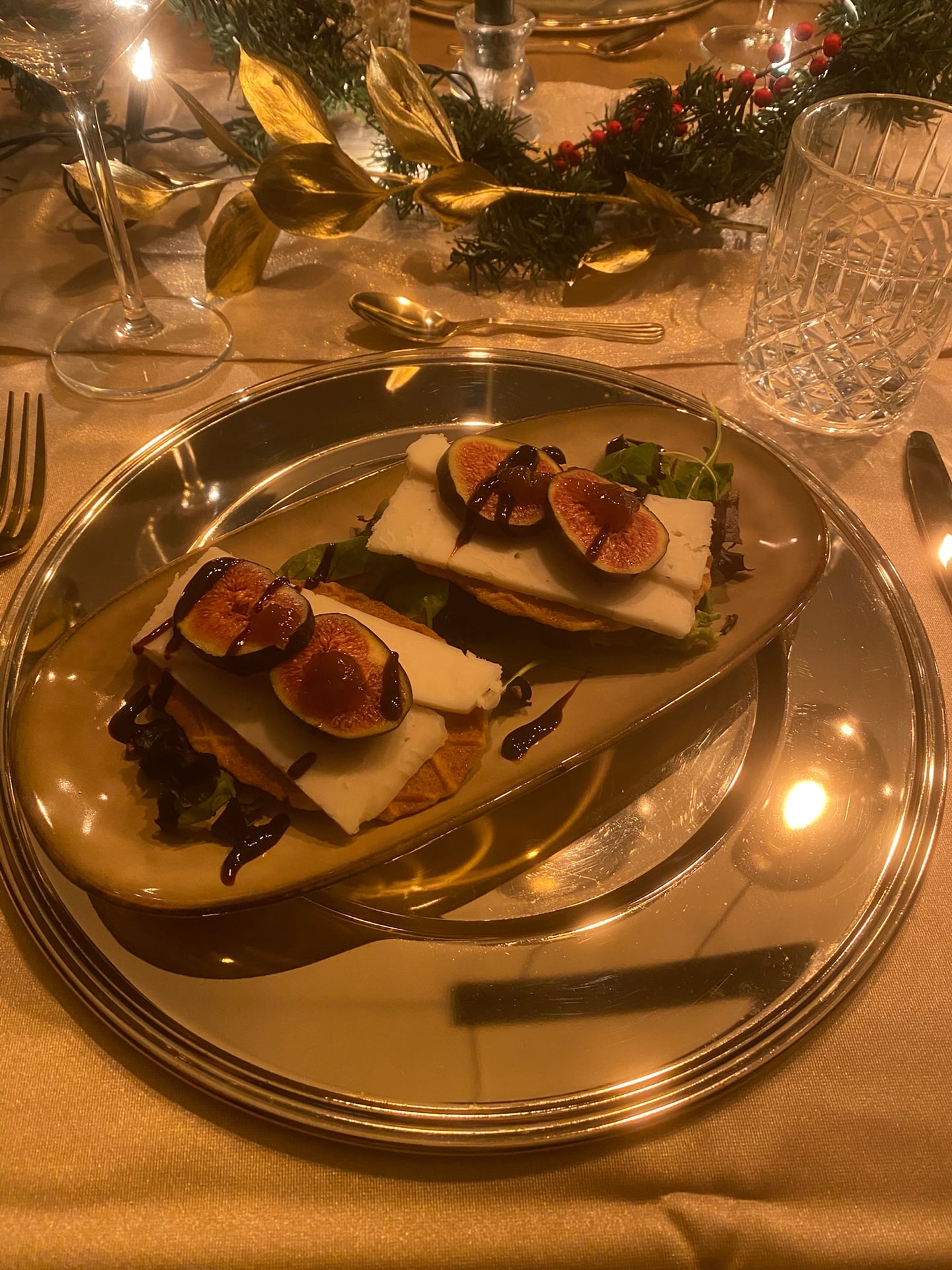 Het voorgerecht van het kerstdiner, opgemaakt en klaar om te serveren