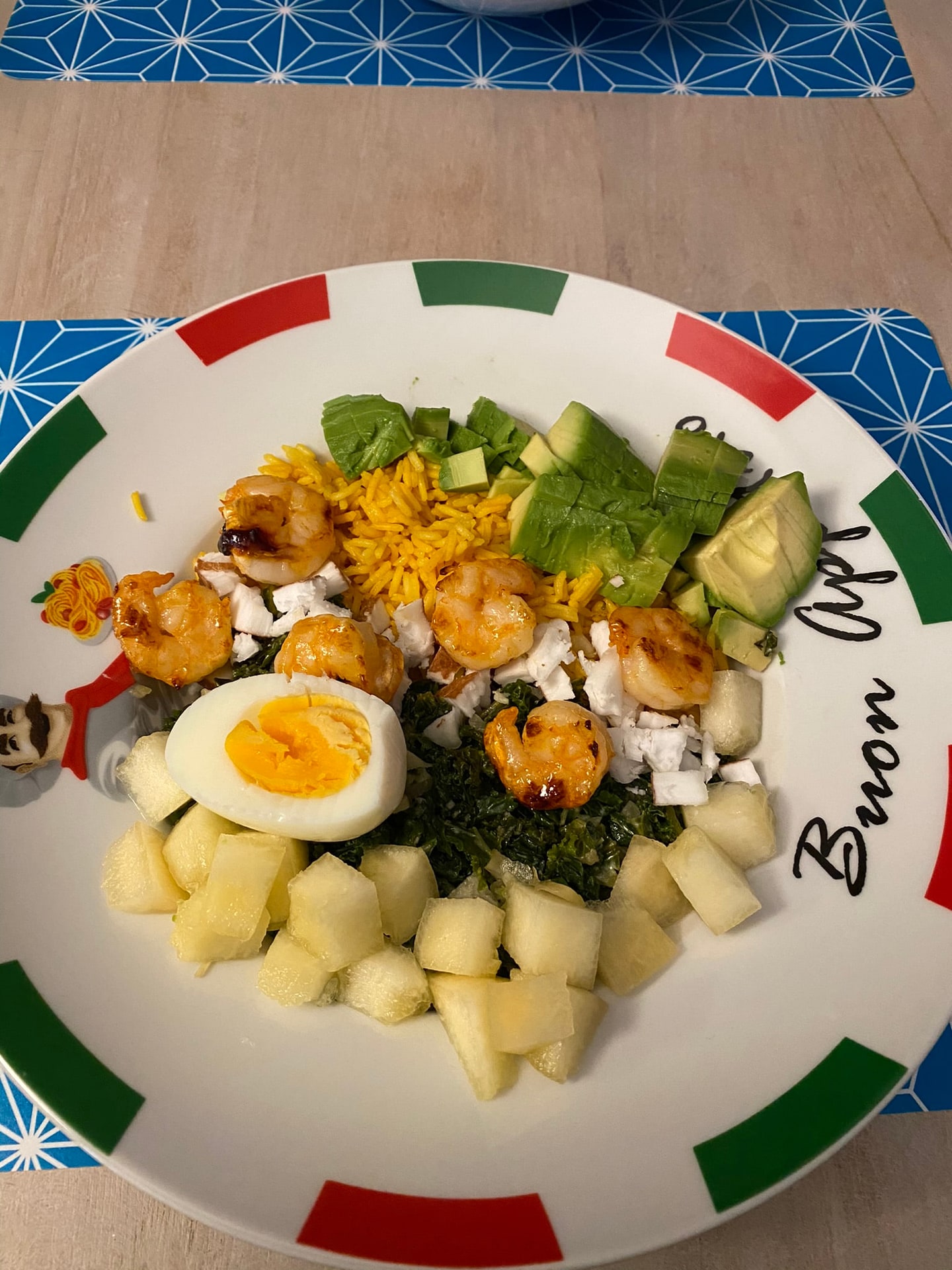 Een bord met bloemkool, gnocchi, ei en groene kruiden
