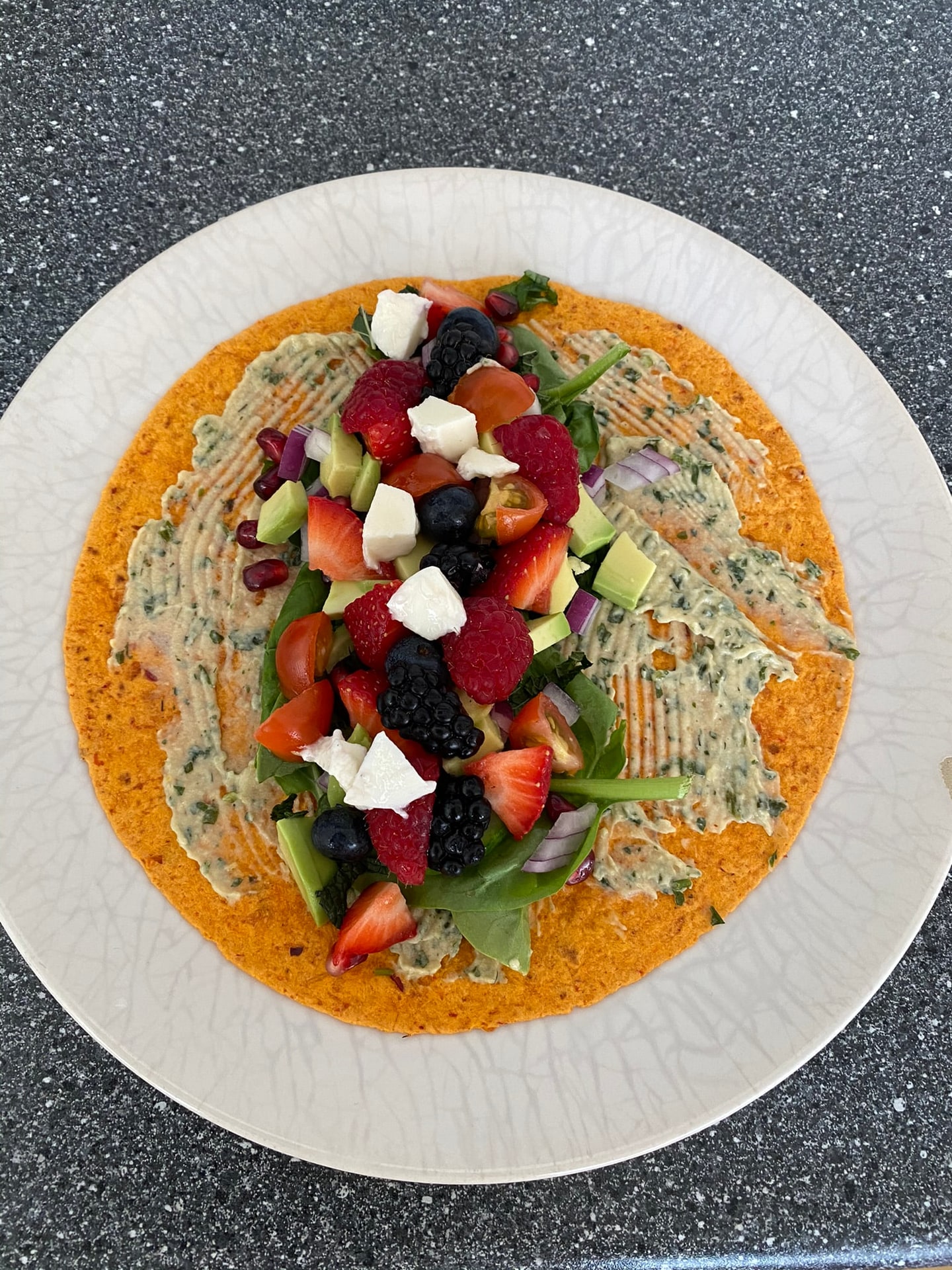 Een oranje wrap met feta, aardbei en biet