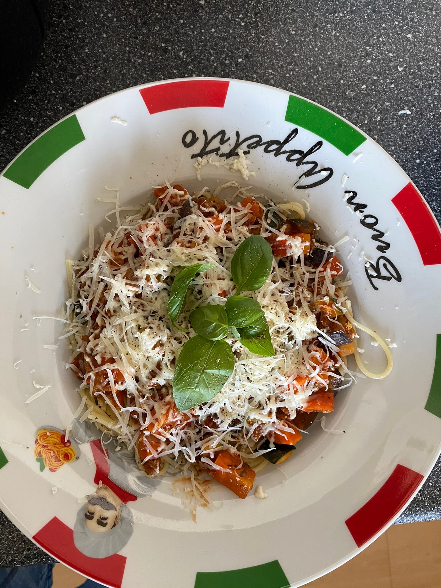 Pasta met geraspte kaas en verse basilicum