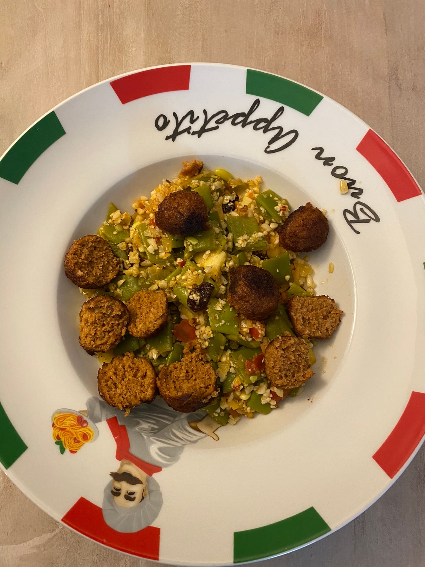 Falafelballetjes met kruidige rijst op een bord