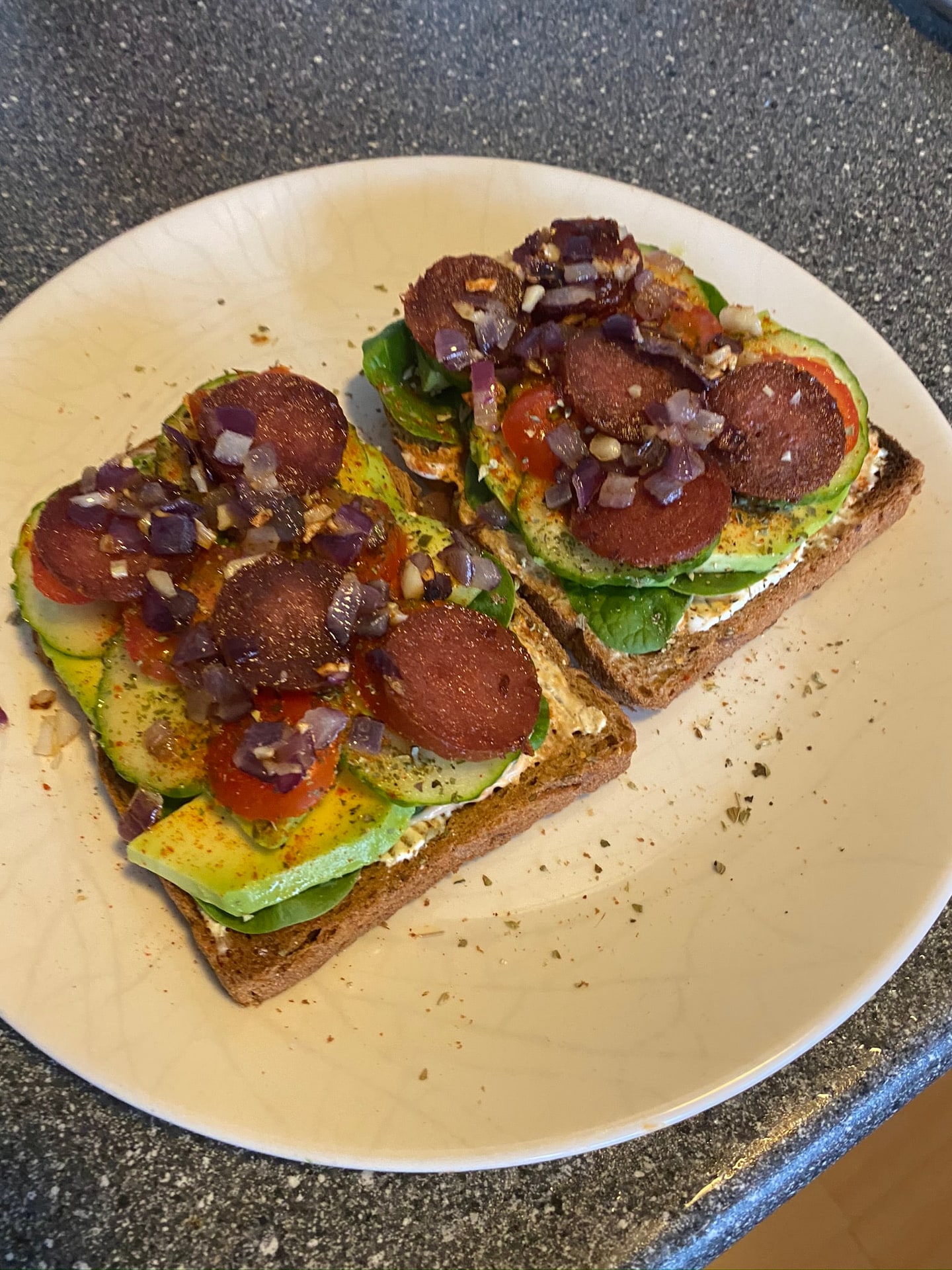 Toast met avocado en plakjes chorizo