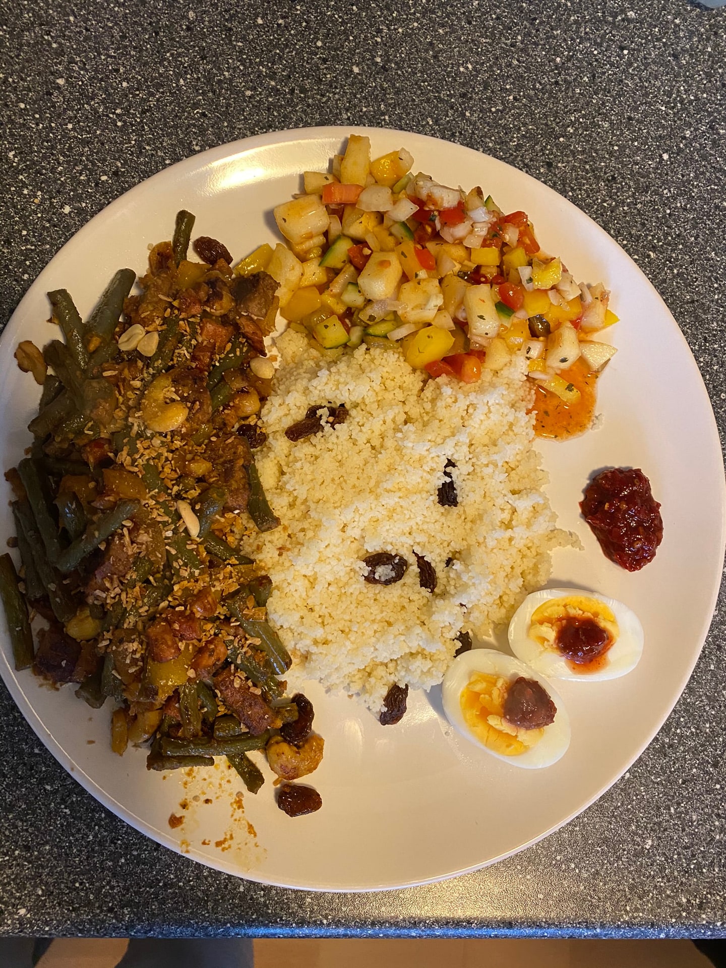 Rijst met kruidig vlees, ei en rozijnen