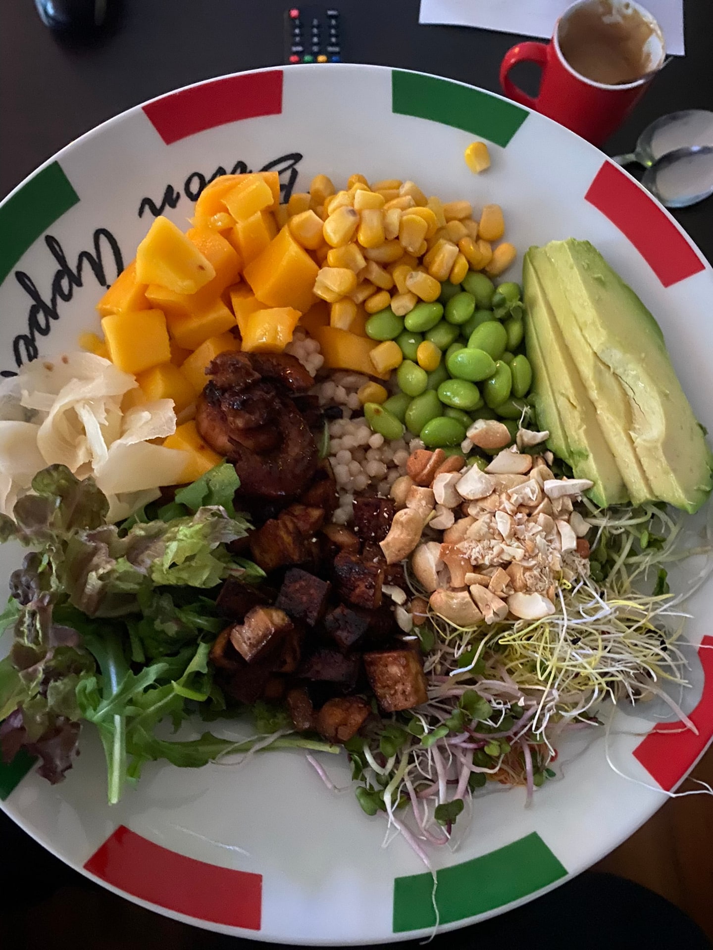 Een salade met mais, doperwten, kiemen en witlof