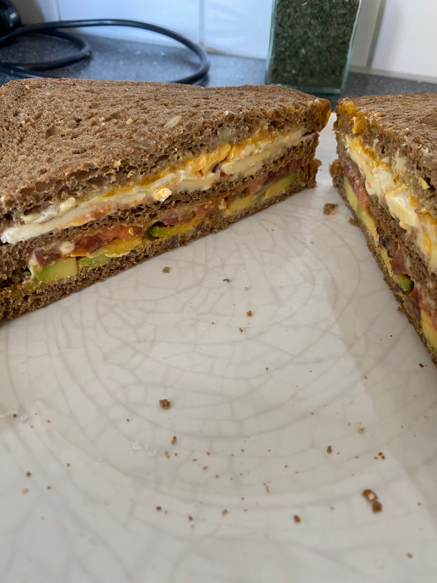 Een dubbeldikke sandwich, doorgesneden op een snijplank
