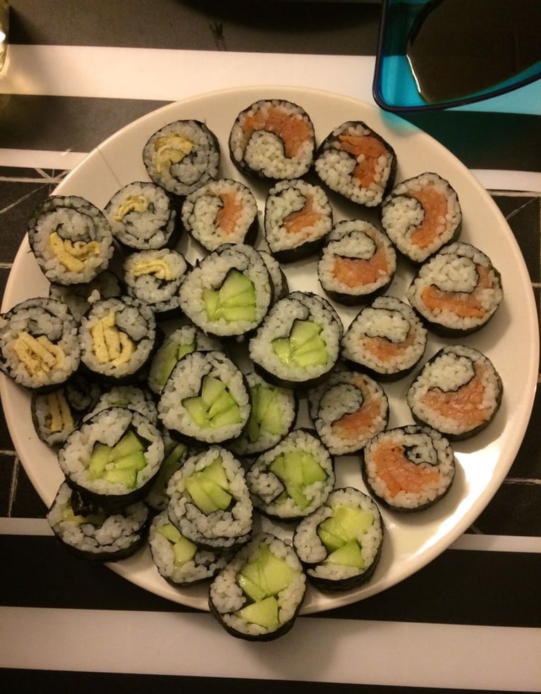 Sushirolletjes met avocado en komkommer op een bord