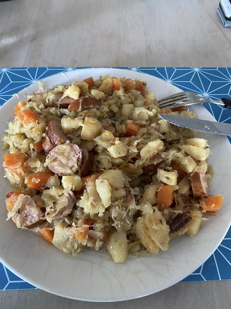 Een romige salade met aardappel en groenten