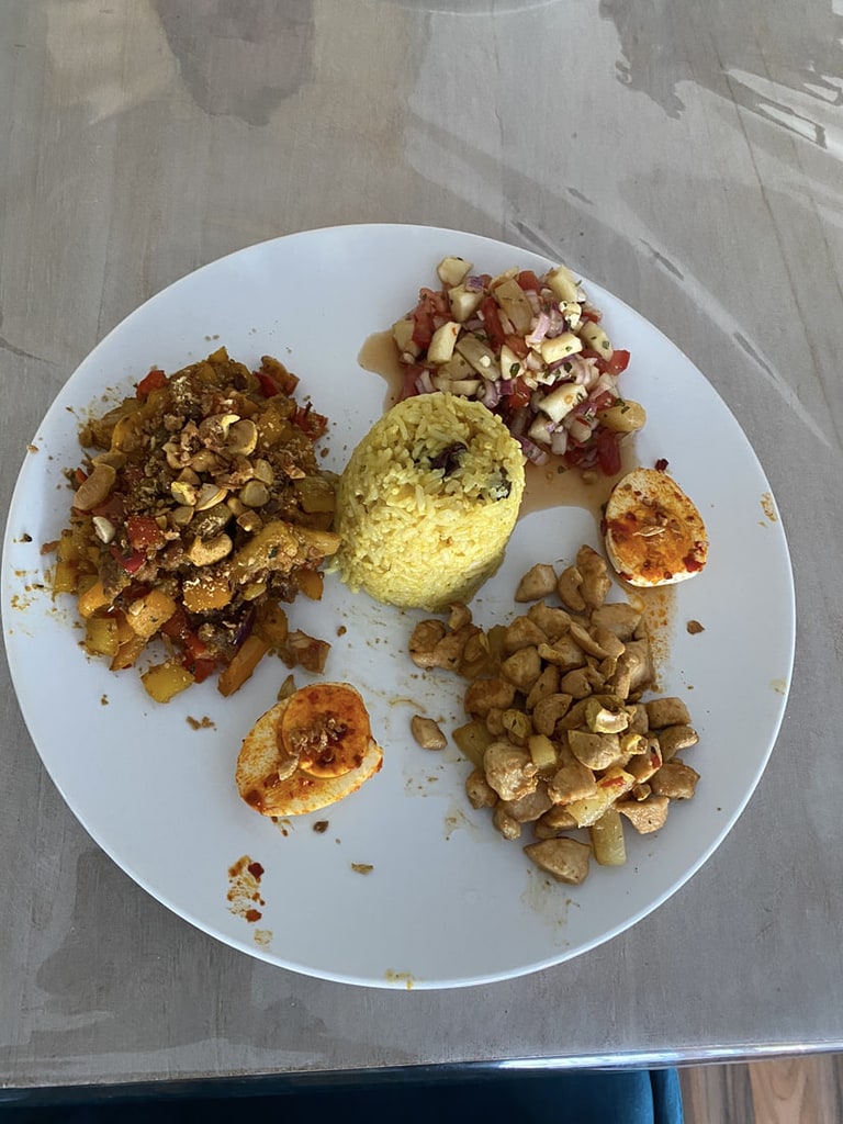 Kruidige koekjes van gehakt met een ei op een bord