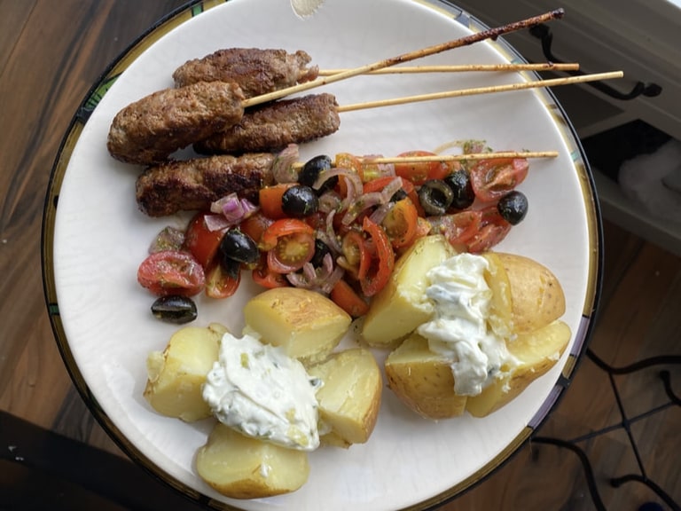 Spiesjes met vlees, met aardappel en dip ernaast