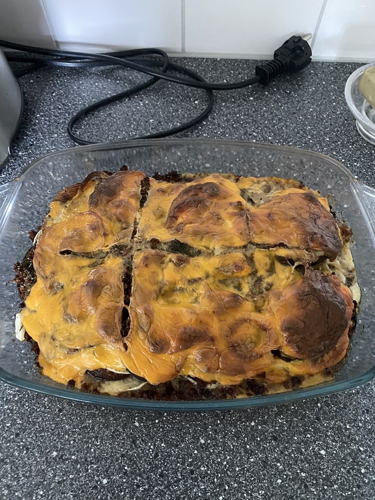 Een ovenschaal met een goudbruine korst