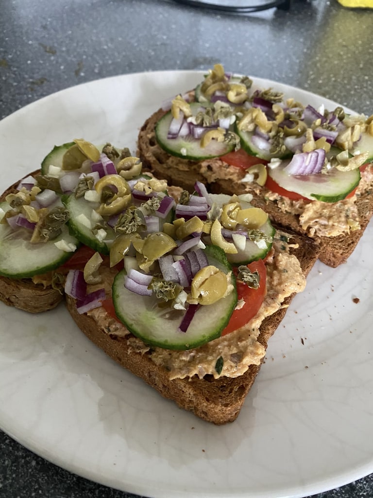 Boterhammen met avocado, komkommer en rode ui