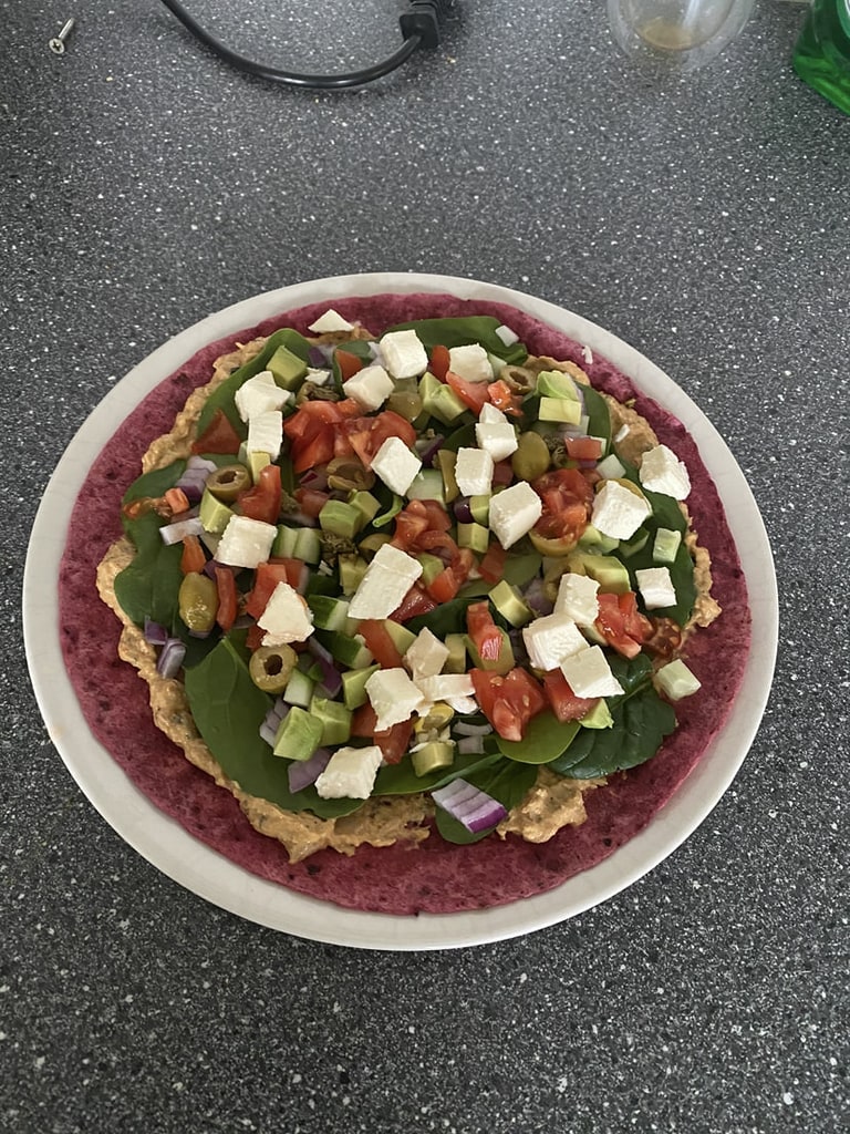Een roze bodem met feta, tomaat en komkommer