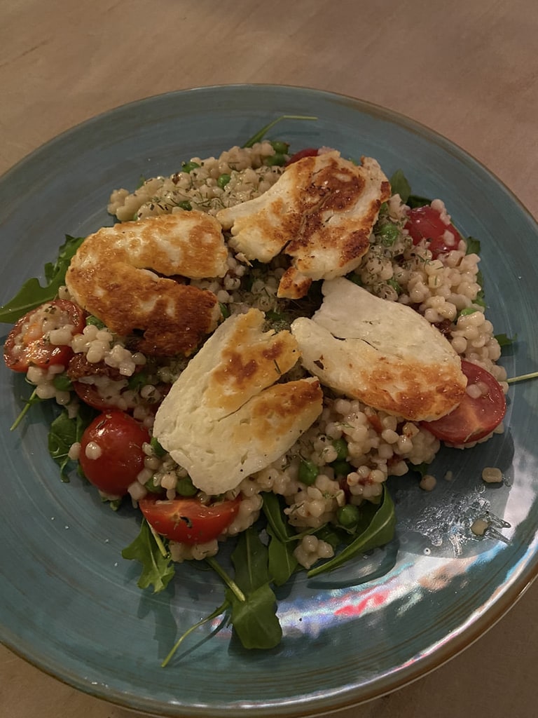 Gebakken vis op een bedje van couscous met tomaat