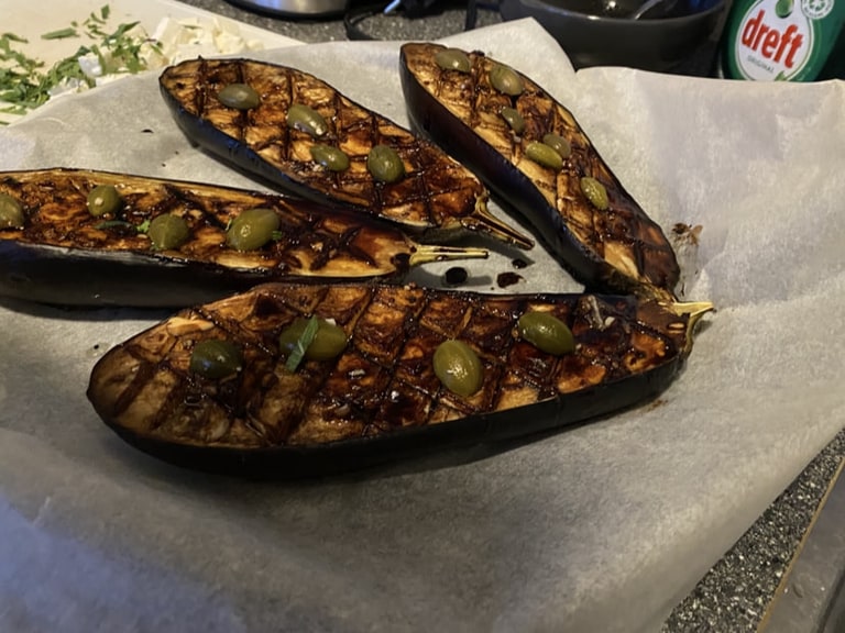 Gevulde aubergines, in de lengte doorgesneden