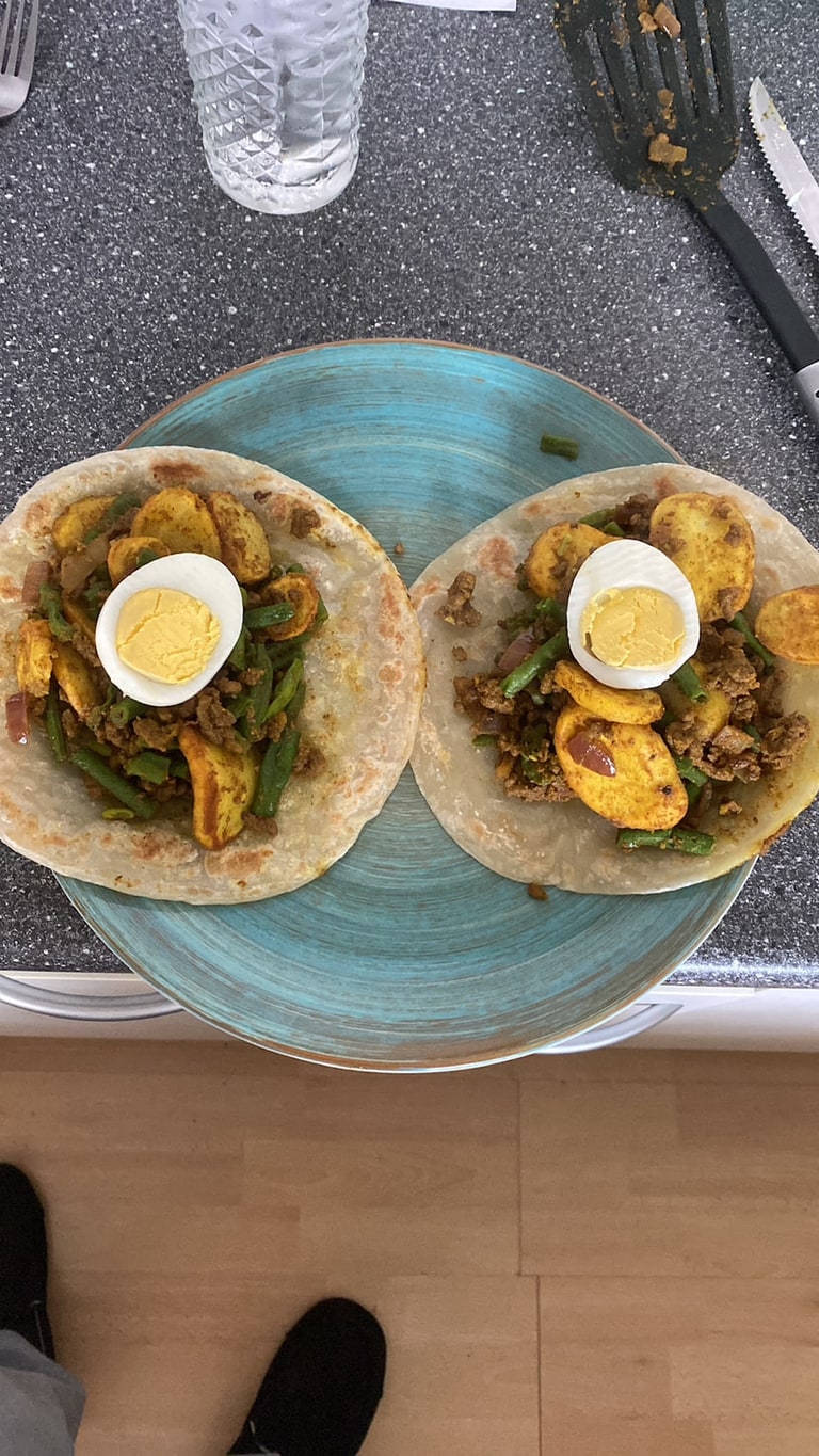 Twee wraps met ei, avocado en groenten