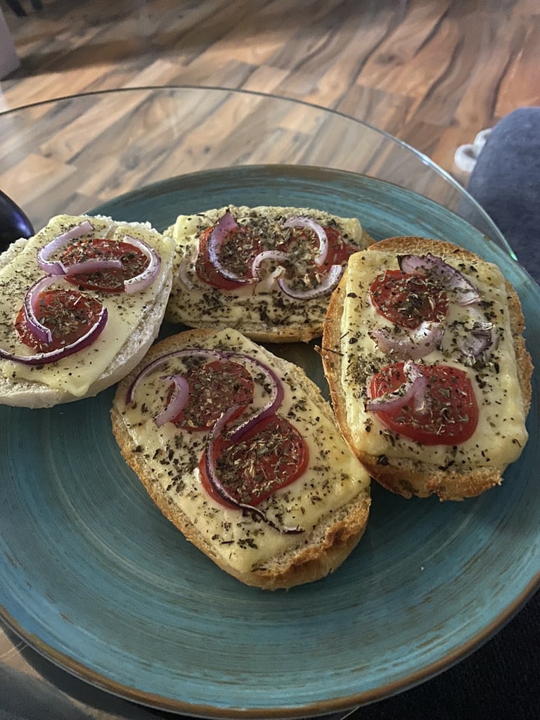 Twee broodjes met carpaccio en kruidenmayonaise