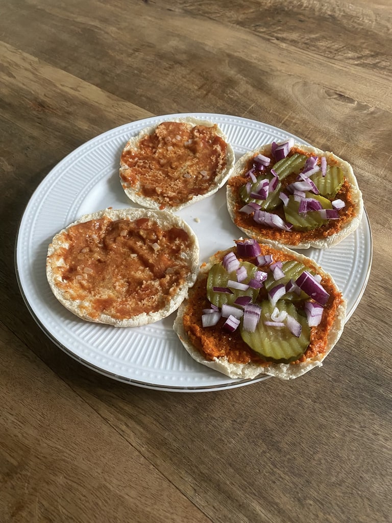 Kleine broodjes met gehakt en rode ui