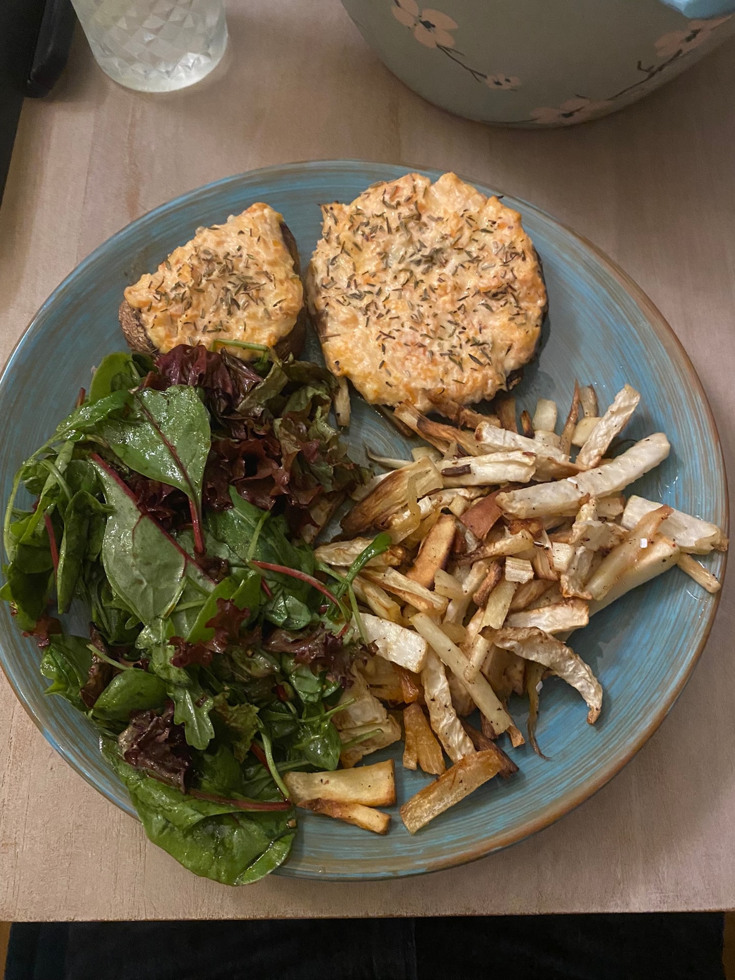 Twee gekruide koekjes uit de oven, met een blaadjessalade en dunne frietjes