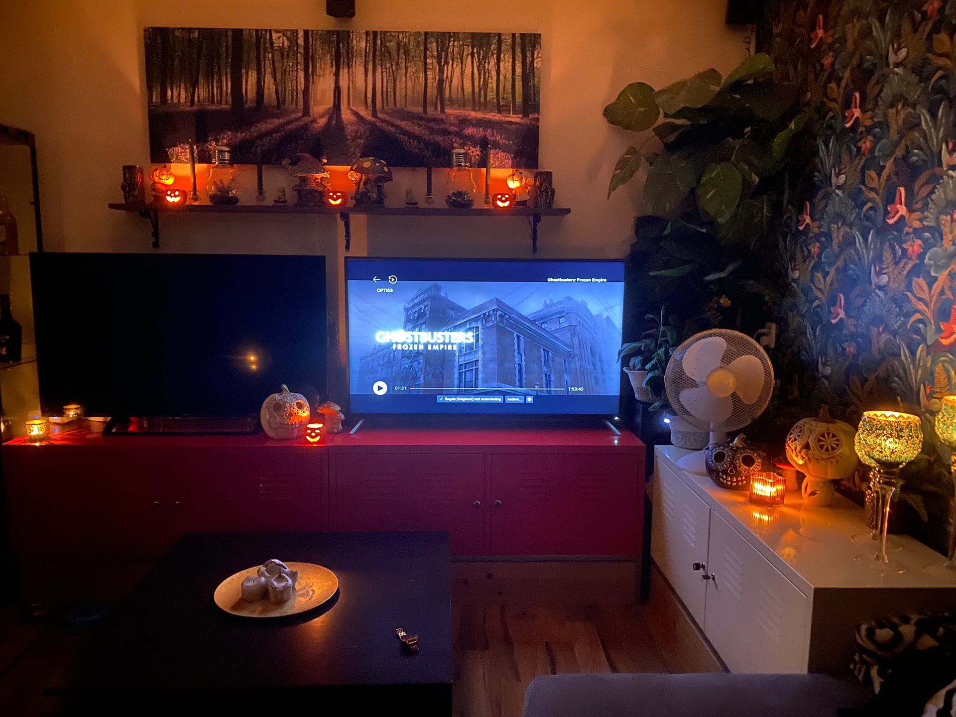 De huiskamer aangekleed voor Halloween, met spinnenweb, kaarsen en donkere decoratie