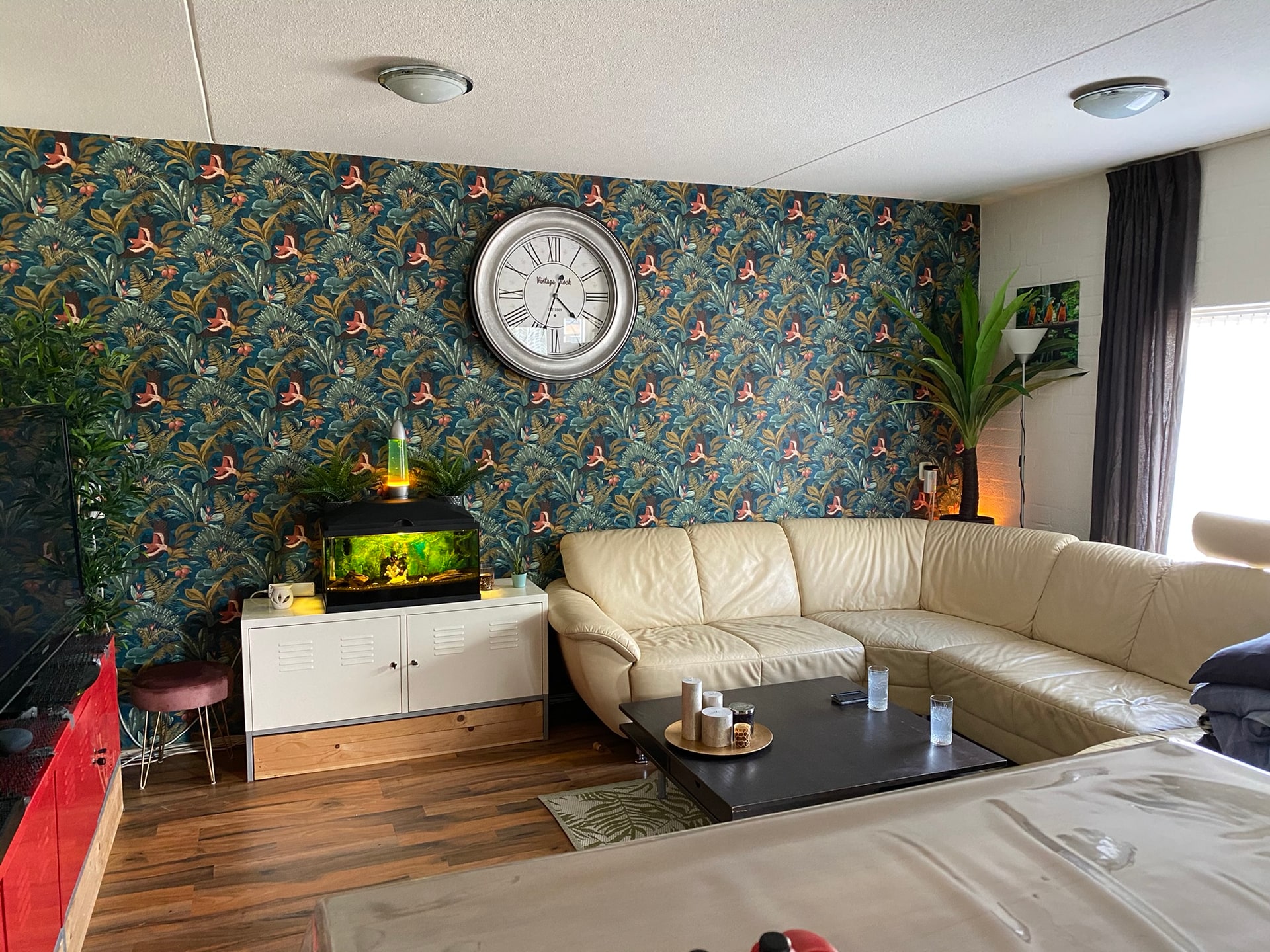 De huiskamer later, met warme kleuren, planten en meer sfeer