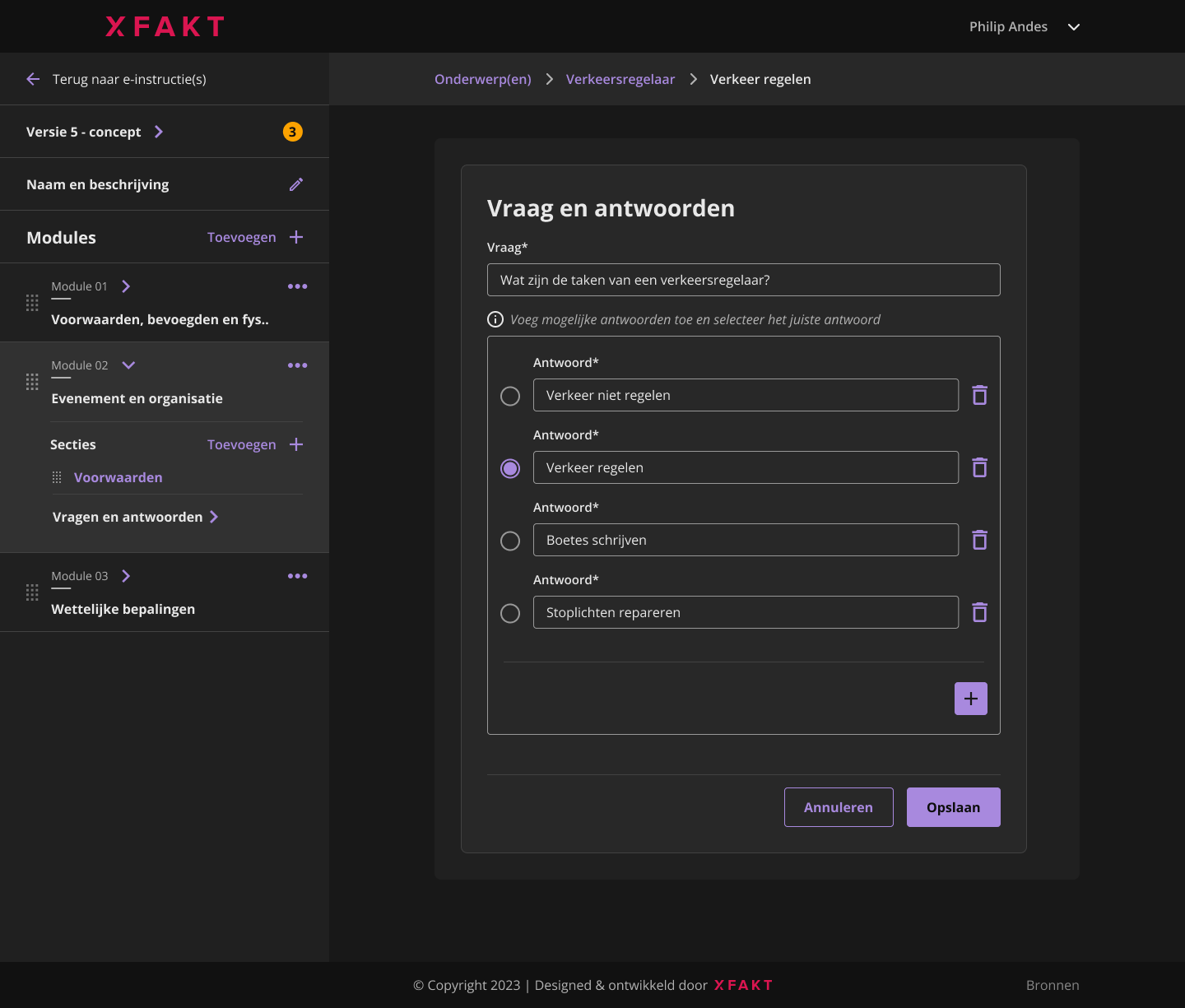 De vraag- en antwoordeditor met een hiërarchisch zijmenu waarin modules, secties en vragen zichtbaar blijven