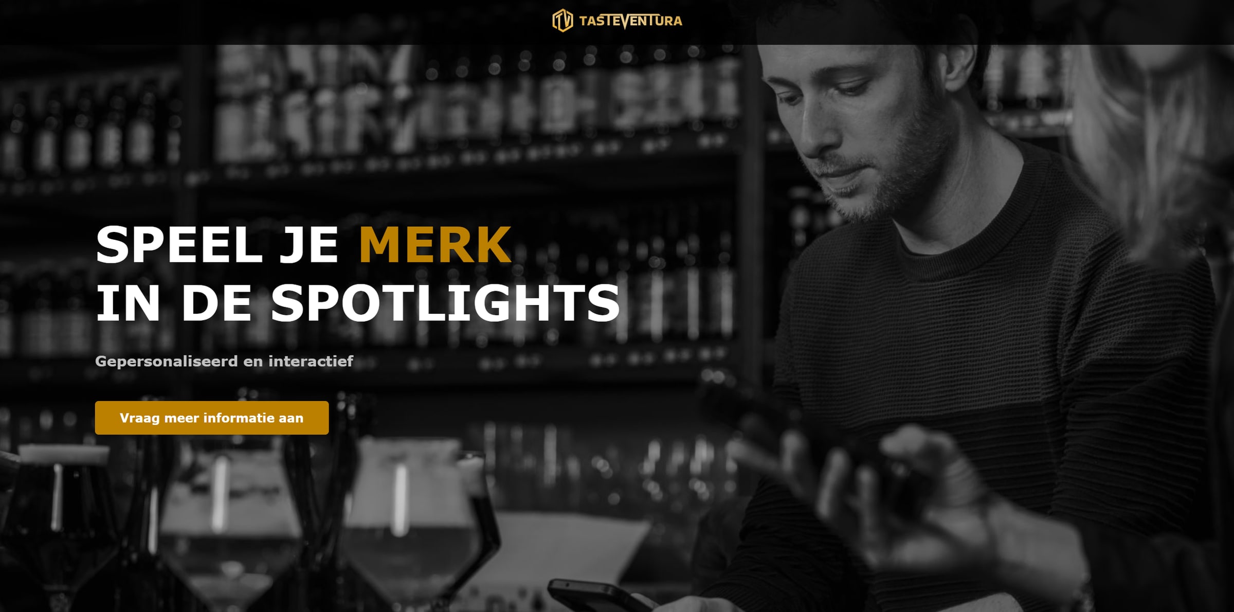 De landingspagina van TasteVentura met de kop "Speel je merk in de spotlights" over een zwart-witfoto van twee mensen aan een cafétafel, en een knop om meer informatie aan te vragen