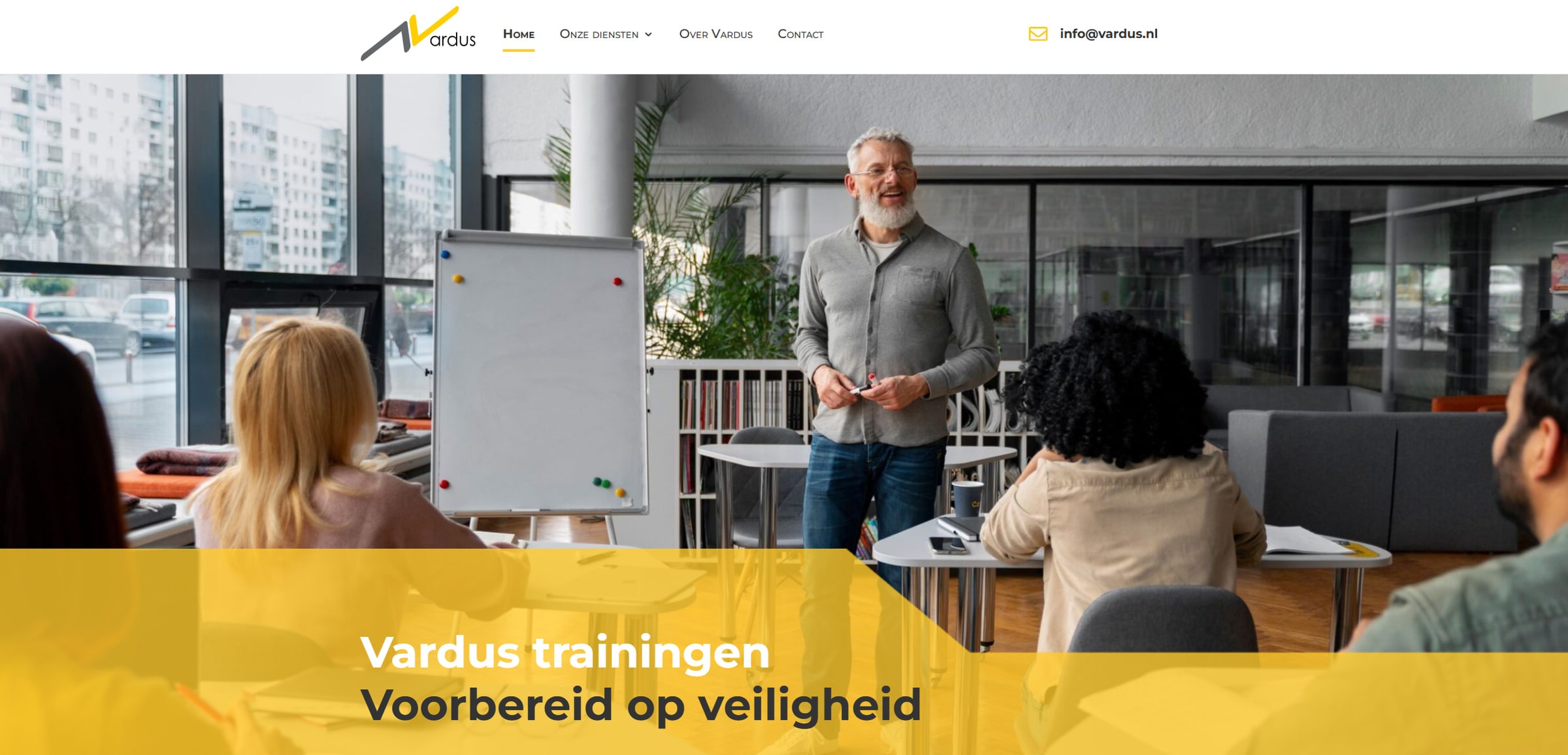 De Vardus-homepage met de kop over trainingen en veiligheid, binnen de bestaande geel-grijze huisstijl